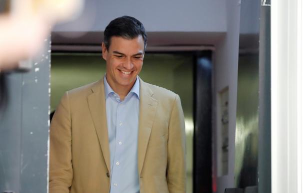 Pedro Sánchez sonríe a su salida de la ejecutiva del PSOE el lunes.