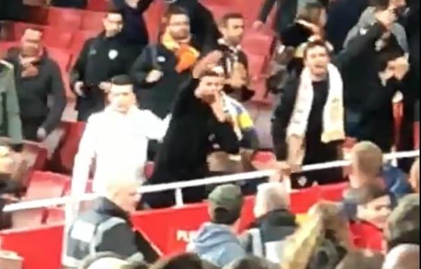 Captura de aficionados del Valencia haciendo el saludo nazi. / @tmorrissyswan