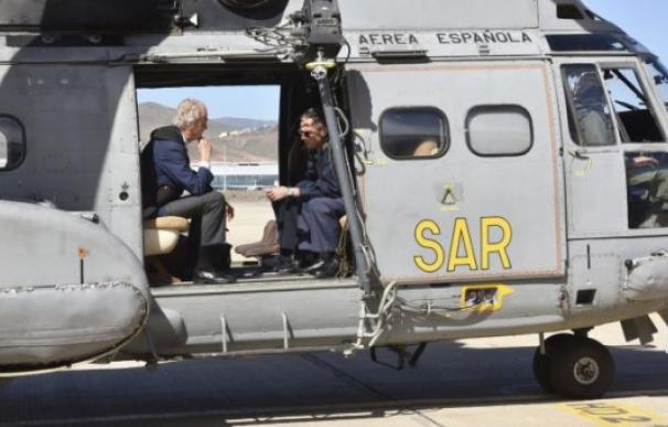 El ex ministro de Defensa, Pedro Morenés, en un helicóptero del Servicio Aéreo de Rescate (SAR). Durante su mandato varios de ellos sufrieron siniestros, dos de los cuales produjeron siete víctimas mortales. EFE