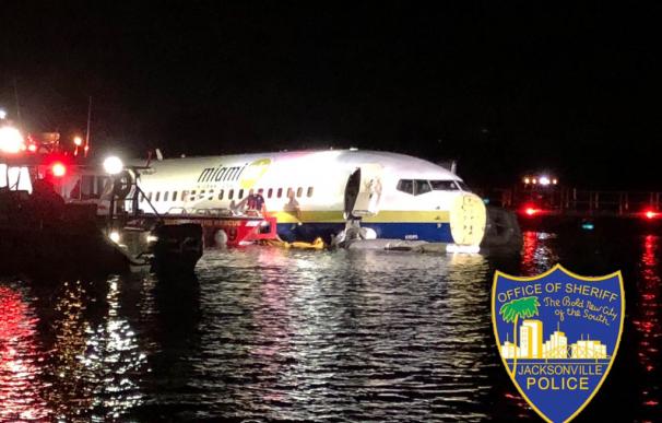 El 737 sobre las aguas del río St. Johns. /@JSOPIO