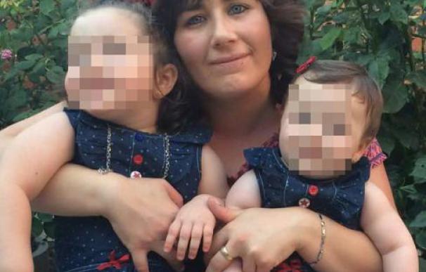 La víctima del crimen, Mónica Berlanas, junto a sus dos hijas. /Facebook