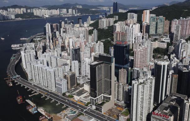 Hong Kong gana un 0,73 por ciento a media sesión
