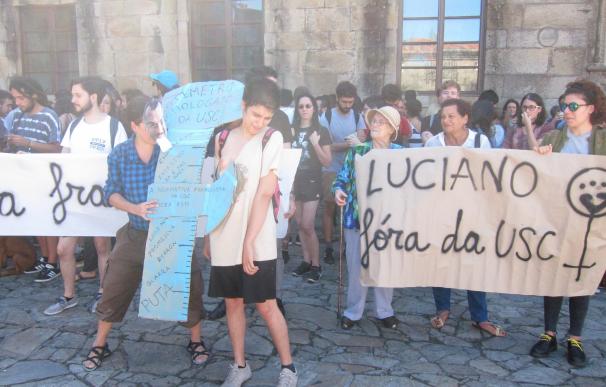 Unos 100 alumnos de la USC exigen la expulsión del profesor Luciano Méndez y que se cierren expedientes a estudiantes