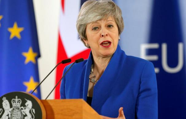 La primera ministra británica, Theresa May, ofrece una rueda de prensa tras una cumbre especial de la UE sobre el Brexit, este jueves en el Consejo Europeo, en Bruselas (Bélgica). Líderes de la UE se reunieron para una cumbre de emergencia en Bruselas par