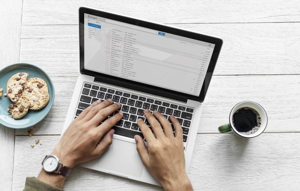 El 'email' es la principal vía de comunicación en el mundo laboral. / Pixabay