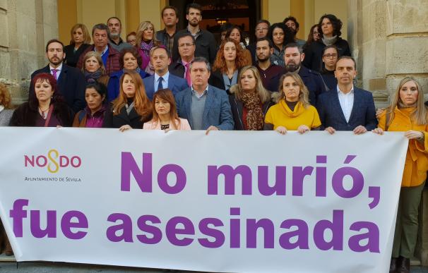Minuto de silencio por Laura Luelmo a las puertas del Ayuntamiento de Sevilla