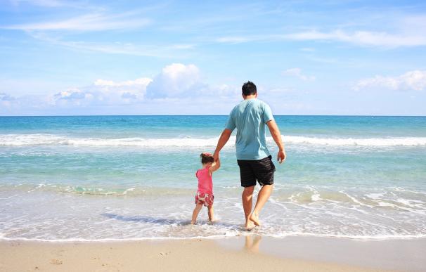 Padre e hija en la playa