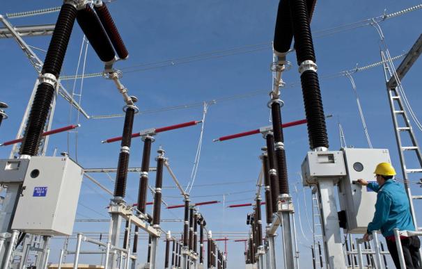 La CNMC y el Gobierno se reparten peajes y cargos en el sistema eléctrico.