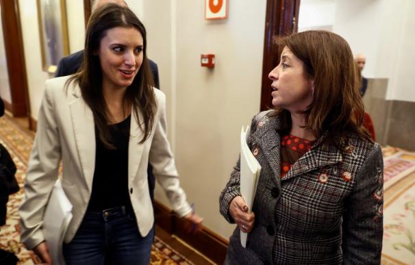 Adriana Lastra y Irene Montero conversan en el Congreso de los Diputados