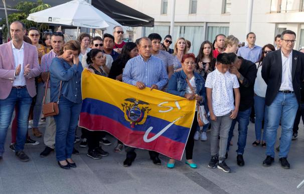 Familiares y amigos de María Lourdes Mantilla, durante el minuto de silencio en la plaza del ayuntamiento de Torre Pacheco. EFE/Marcial Guillén