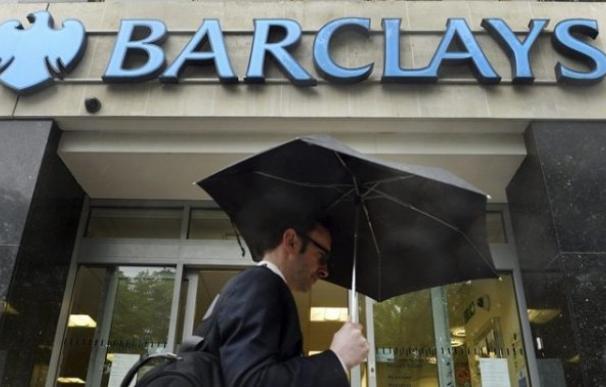 Un viandante pasa delante de una sucursal del banco británico Barclays.