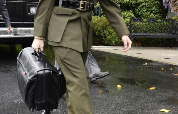 El maletín nuclear. Un militar de EEUU transporta la valija con las claves para un lanzamiento atómico. / EFE