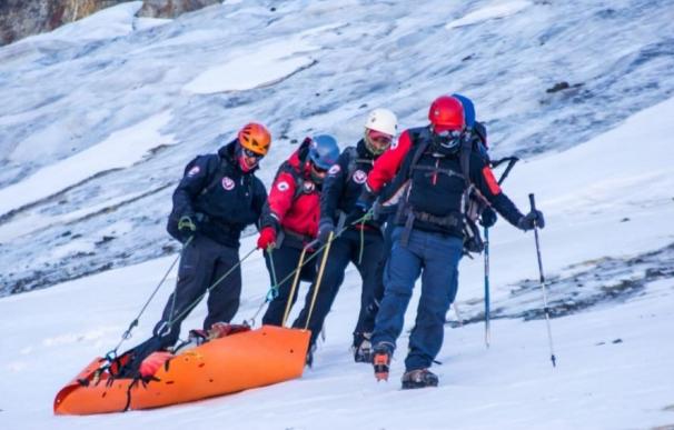 Miembros del equipo de rescate transportan un cuerpo hallado en el cerro Rincón de los Andes. /EFE