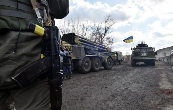 Soldados ucranianos conducen un lanzamisiles Uragan camino de la ciudad del este de Ucrania, Artemvisk