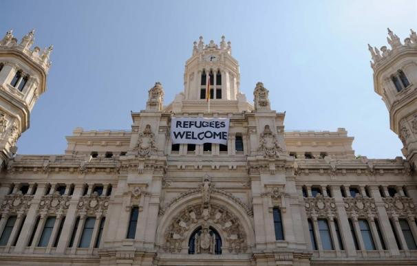 Pancarta de Welcome Refugees en el Ayuntamiento de Madrid