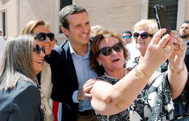 El presidente del Partido Popular, Pablo Casado, se hace una foto con unas admiradoras antes del acto celebrado este sábado . EFE