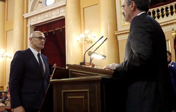 El senador de ERC Raúl Romeva, que se encuentra en prisión provisional , presta juramento durante la sesión constitutiva de la Cámara alta