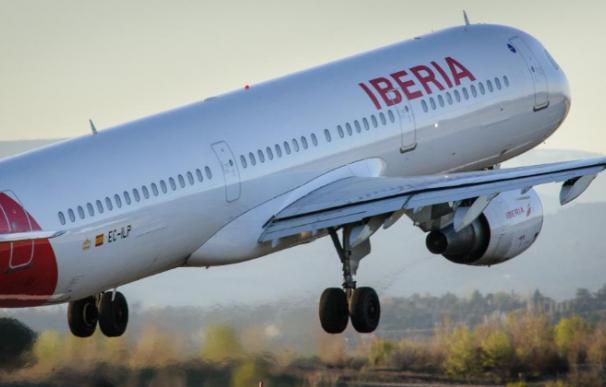 Fotografía Avión Iberia despegando / EFE (JM Cadenas)