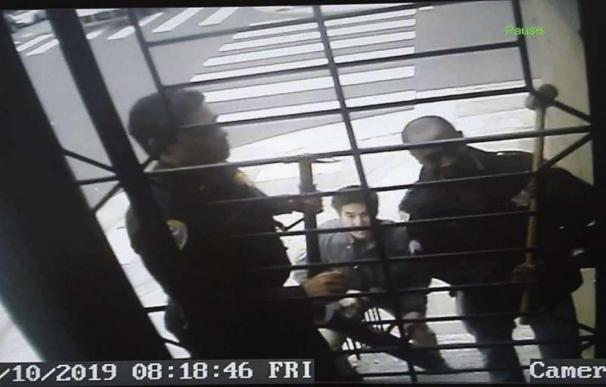 En esta imagen del vídeo realizado por Bryan Carmody, la policía de San Francisco se prepara para ejecutar la orden de allanamiento en la casa del periodista. Foto: Bryan Carmody