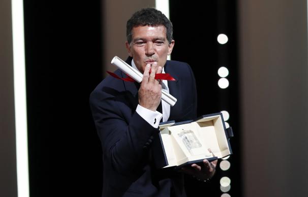 Un emocionado Antonio Banderas posa con el galardón de Mejor Actor en Cannes. /EFE/EPA/GUILLAUME HORCAJUELO