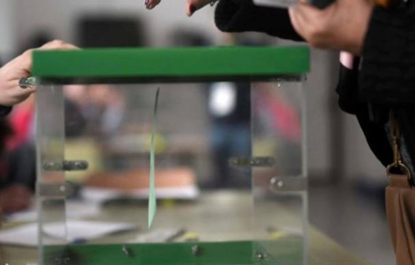 Una ciudadana introduce un voto en una urna. /EFE