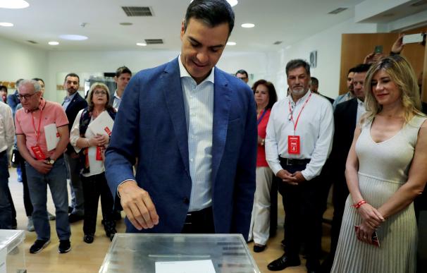 El presidente del gobierno Pedro Sánchez, acompañado de su mujer Begoña Gómez (d), vota esta mañana en un colegio de la localidad madrileña de Pozuelo de Alarcón. /EFE/JJ Guillén