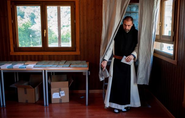 Un monje del Monasterio de Oseira tras escoger la papeleta en la mesa electoral situada en esta localidad de San Cristovo de Cea. EFE/Brais Lorenzo