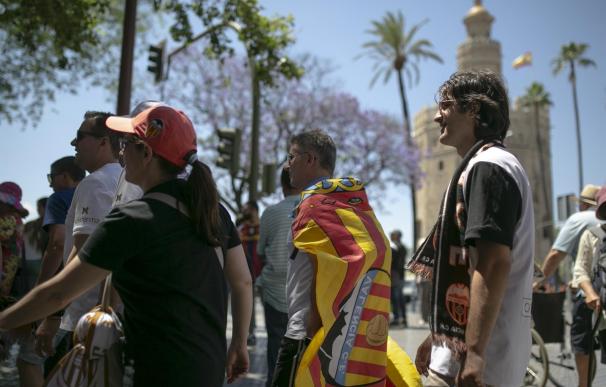 Aficionados del VAlencia en Sevilla antes de la final de Copa del Rey. /María José López/ Europa Press