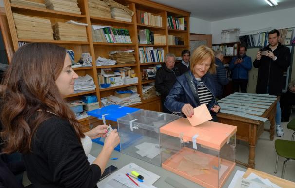 Los ocho vecinos censados en el municipio riojano de Villarroya han tardado setenta segundos en votar. /EFE/Abel Alonso