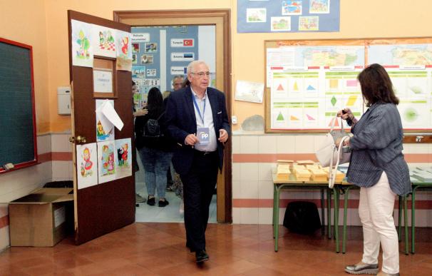 El presidente de Melilla, Juan José Imbroda, a su llegada a un colegio electoral de Melilla para ejercer su derecho al voto. /EFE