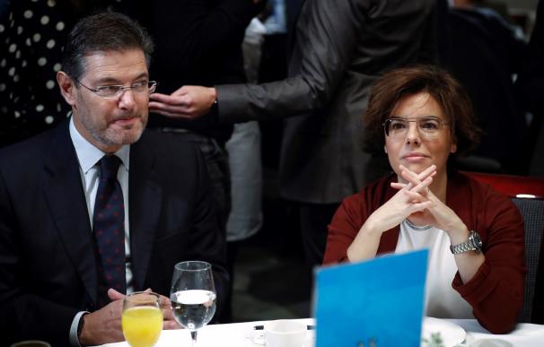 Soraya Sáenz de Santamaría y el ministro de Justicia, Rafael Catalá, durante el desayuno
