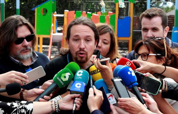 El líder de Podemos, Pablo Iglesias, hace declaraciones a los medios de comunicación tras votar en el Colegio Público La Navata de Galapagar. /EFE/Angel Díaz