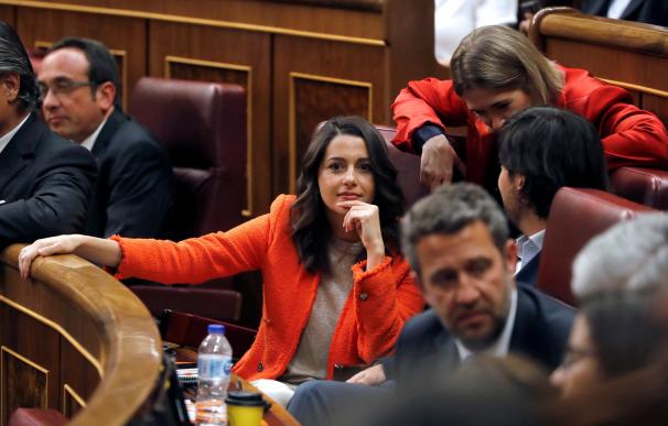 Inés Arrimadas,c., durante la sesión constitutiva de las nuevas Cortes Generales de la XIII Legislativa