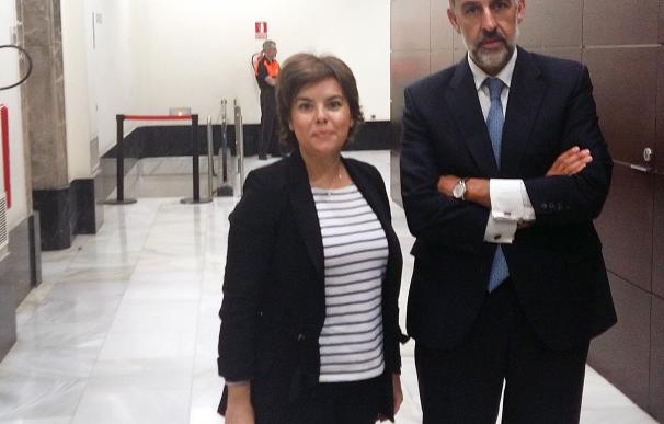 Soraya Sáenz de Santamaría con el director de Control Interno de la CNMC, Carlos Balmisa
