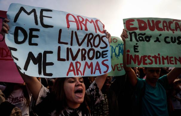 Manifestantes por la Educación en Brasil
