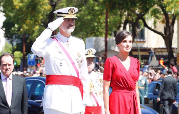 Los reyes presiden en Sevilla el desfile del Día de las Fuerzas Armadas. /Casa Real