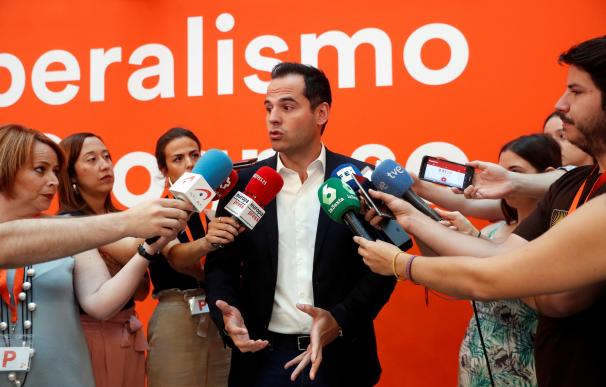 El líder de Ciudadanos en la Comunidad de Madrid, Ignacio Aguado, atiende a los medios de comunicación este domingo en la sede del partido. EFE/Emilio Naranjo