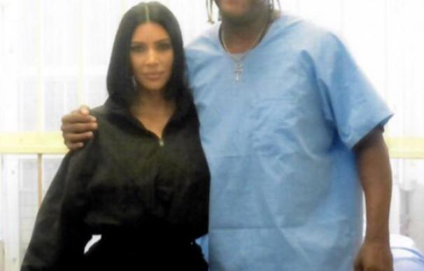 Kim Kardashian con el preso condenado a muerte Kevin Cooper. /L.I.