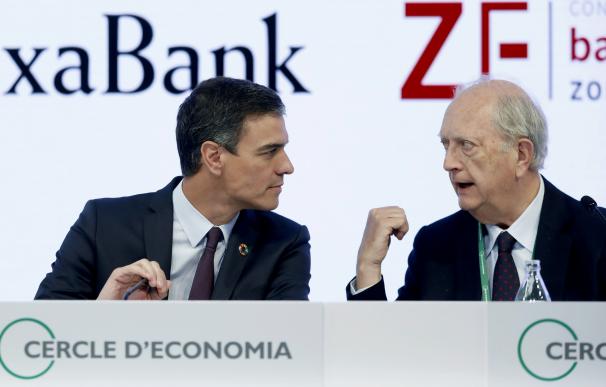 El presidente del Gobierno en funciones, Pedro Sánchez, acompañado por el presidente del Círculo de Economía, Juan José Bruguera (d). /EFE