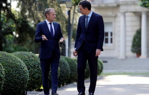 El presidente del Consejo Europeo, Donald Tusk, y el presidente del Gobierno, Pedro Sánchez, en 2018