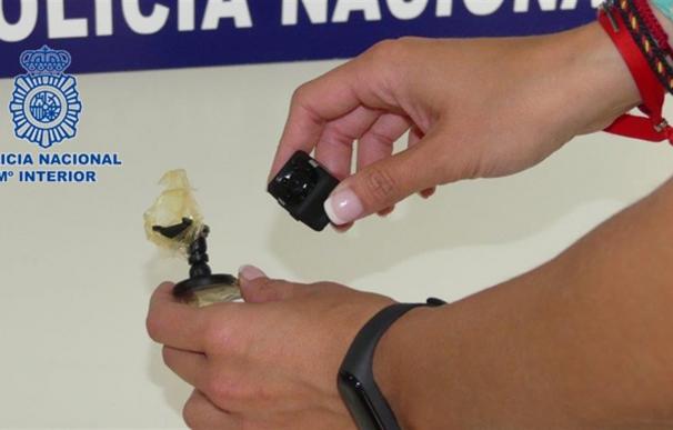 La microcámara fue detectada por una joven en el aseo. /Policía Nacional