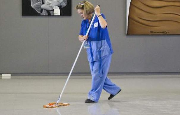 Fotografía empleado limpiando un pasillo / 20 Minutos