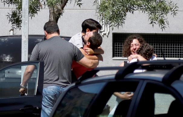 Familiares de las víctimas de un tiroteo anoche en Aranjuez