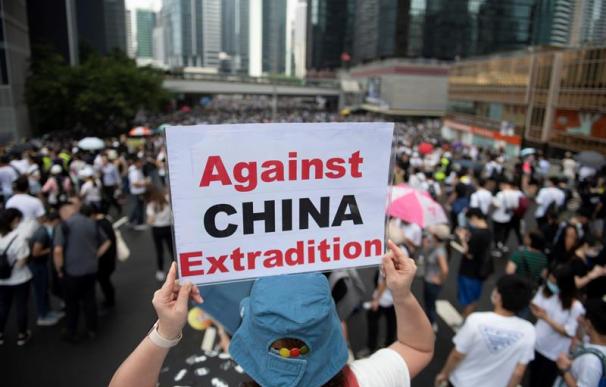 Manifestantes protestan en contra de la polémica ley de extradición ante el Consejo Legislativo en Hong Kong, China, este miércoles. El presidente del Consejo Legislativo de Hong Kong, Andrew Leung, decidió este miércoles posponer "hasta una hora posterio