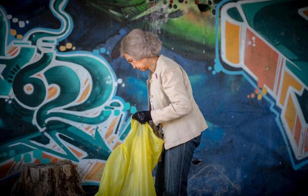 La reina Sofía ha participado en la campaña de recogida de basura y limpieza. /EFE/SEO/Birdlife