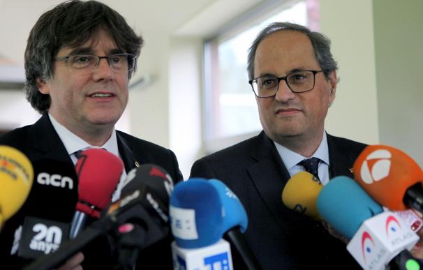 El presidente de la Generalitat, Quim Torra (d) y el expresidente catalán Carles Puigdemont (i) en Waterloo (Bélgica). EFE/ Ana Belinchón