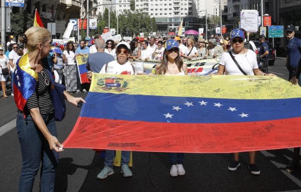 Venezolanos manifestándose contra el régimen de Maduro en Madrid. / EFE