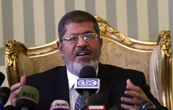 Mursi acusa a restos del antiguo régimen de querer atacar la democracia en Egipto
