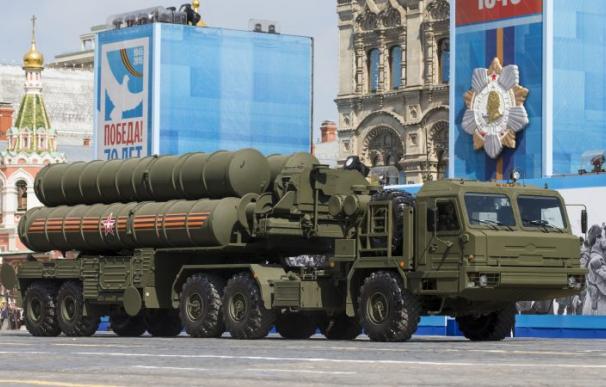 Un sistema de misiles de defensa aérea S-400 durante el Desfile del Día de la Victoria en la Plaza Roja en Moscú, Rusia, el 9 de mayo de 2015. (EPA / EFE)