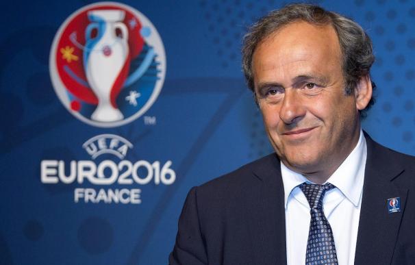 Platini cree que cambio de fechas en el Mundial de Catar 2022 sigue abierto
